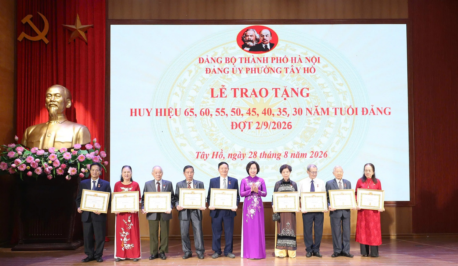 Hà Nội: Trao Huy hiệu Đảng tặng 183 đảng viên phường Tây Hồ

